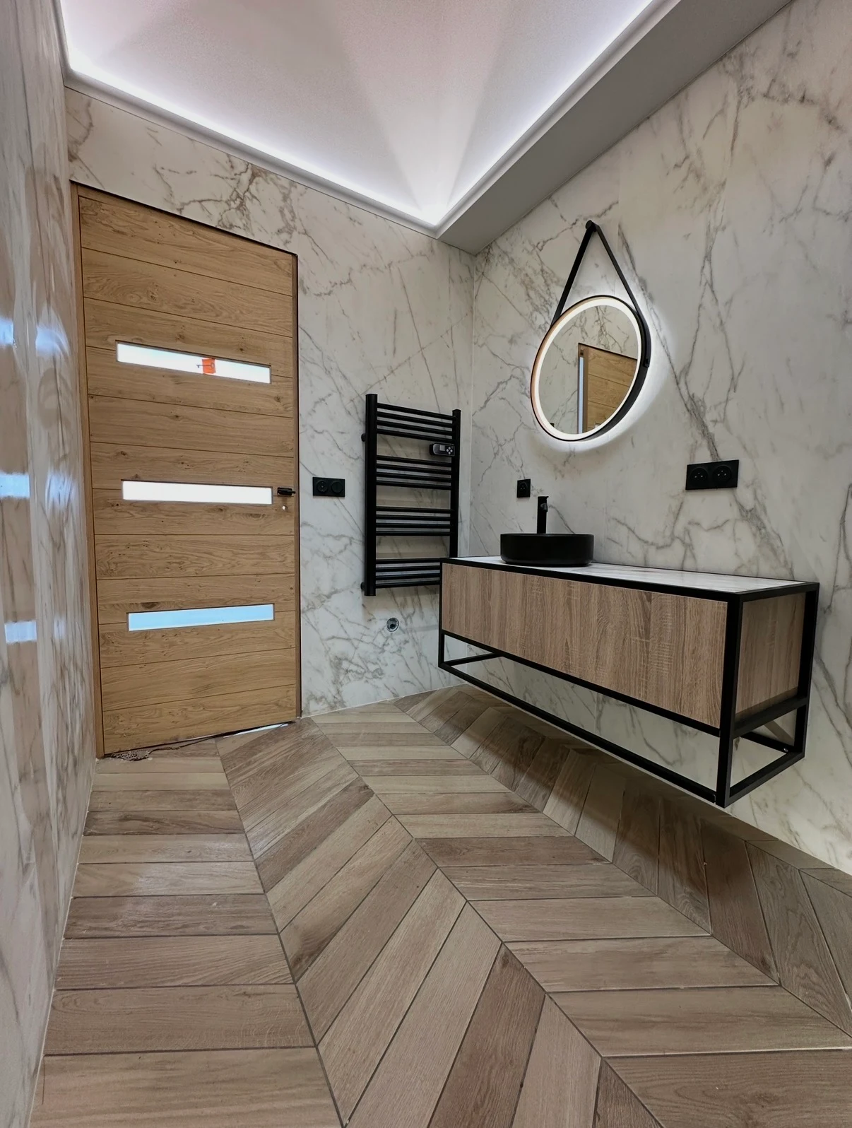 Salle de bain contemporaine avec carrelage effet marbre, sol imitation bois et meuble vasque suspendu