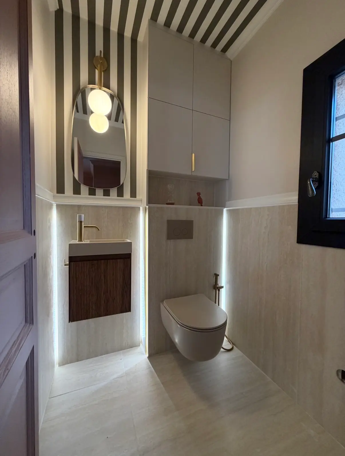 Pièce d’eau avec carrelage minéral clair, meuble vasque et WC suspendus